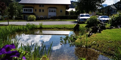 Wanderurlaub - Bergsee - Weißenbach (Haus) - Kleiner Teich vor dem Hotel - Hotel Unterhof