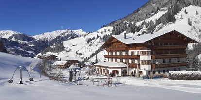 Wanderurlaub - Ausrüstungsverleih: Kindertrage - Obertauern - Winteransicht Hotel Lammwirt Großarl - Hotel Lammwirt