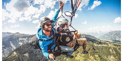 Wanderurlaub - Wanderschuhe: 1 Wanderschuh - Österreich - Paragliten - Falkenaktivprogramm - Das Falkenstein Kaprun