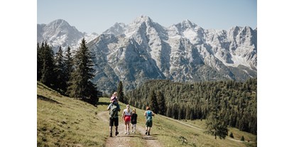Wanderurlaub - Ausrüstungsverleih: Kindertrage - Berchtesgadener Alpen - Landhotel Kirchenwirt Unken