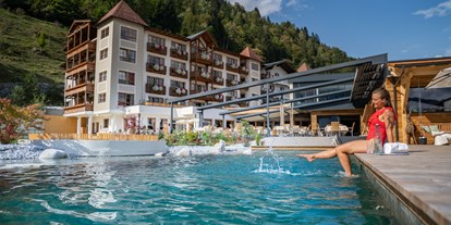 Wanderurlaub - Pools: Außenpool nicht beheizt - Bergsee im Sportresort Alpenblick in Zell am See - Familien- und Sporthotel Alpenblick