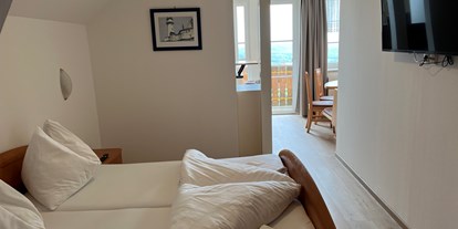 Wanderurlaub - Nörning - Studio Apartment mit Balkon 41 m²
Garderobe, Wohn- Schlafzimmer, Couch, TV, Küche, Esstisch, - Wohlfühl Hotel Wiesenhof