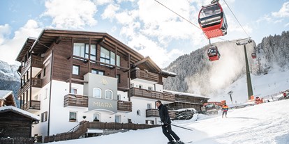 Wanderurlaub - St. Andrä (Trentino-Südtirol) - Winterfoto mit Piste vor dem Haus - Garni Hotel Apartments Miara