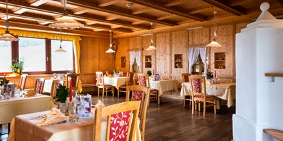 Wanderurlaub - Trockenraum - Trentino-Südtirol - Bauernstube im Speisesaal - Falkensteiner Hotel & Spa Sonnenparadies