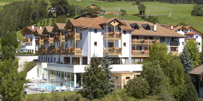 Wanderurlaub - Trockenraum - Trentino-Südtirol - Außenansicht im Sommer - Falkensteiner Hotel & Spa Sonnenparadies