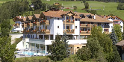 Wanderurlaub - Pools: Innenpool - Spinges-Mühlbach - Außenansicht im Sommer - Falkensteiner Hotel & Spa Sonnenparadies