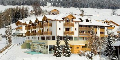 Wanderurlaub - Schneeschuhwanderung - Natz - Schabs - Außenansicht im Winter - Falkensteiner Hotel & Spa Sonnenparadies