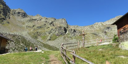Wanderurlaub - Ausrüstungsverleih: Kindertrage - Ehrenburg (Trentino-Südtirol) - Sommerwandrung zur Tiefrastenhütte in Terenten - Falkensteiner Hotel & Spa Sonnenparadies