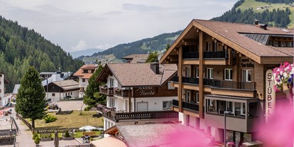 Wanderurlaub - Wanderschuhe: 4 Wanderschuhe - St. Ulrich in Gröden - Neue Aussenfassade - Hotel Sun Valley