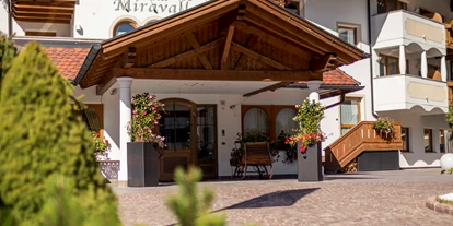Wanderurlaub - persönliche Tourenberatung - Colfosco - Outside Hotel - Hotel Miravalle