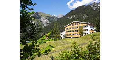 Wanderurlaub - Bettgrößen: Doppelbett - Gaschurn - Südansicht vom Hotel - Hotel Sonnblick