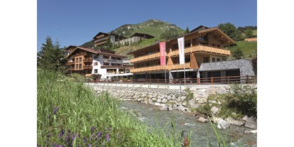 Wanderurlaub - Bettgrößen: Doppelbett - Arlberg - Außenansicht Sommer - Hotel Auenhof