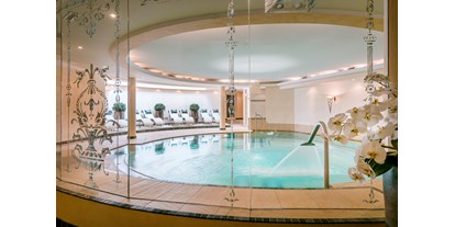 Wanderurlaub - kostenlose Wanderkarten - Damüls - Pool im Auenhof - Hotel Auenhof