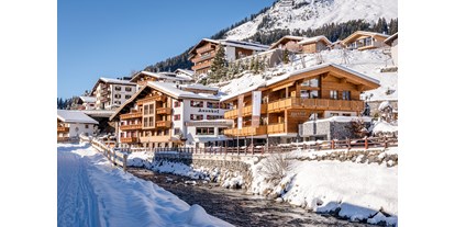 Wanderurlaub - Schuhputzmöglichkeit - Arlberg - Außenansicht Winter - Hotel Auenhof