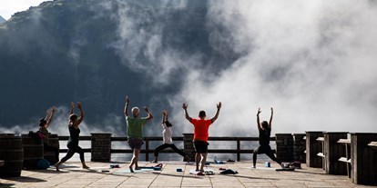 Wanderurlaub - Wellnessbereich - Damüls - Yoga auf der Sonnenterrasse - Hotel Goldener Berg