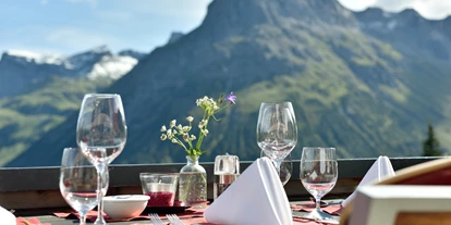 Wanderurlaub - Bettgrößen: King Size Bett - Faschina - Sonnenterrasse - Hotel Goldener Berg - Your Mountain Selfcare Resort