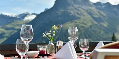 Wanderurlaub - Hunde: hundefreundlich - Raggal - Sonnenterrasse - Hotel Goldener Berg - Your Mountain Selfcare Resort
