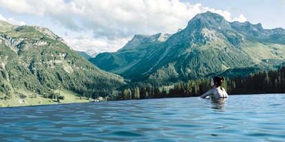 Wanderurlaub - Pauschalen für Wanderer - Faschina - Infinitypool mit Whirlpoolfuntkion - Hotel Goldener Berg - Your Mountain Selfcare Resort