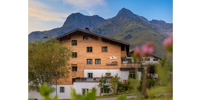 Wanderurlaub - Schuhputzmöglichkeit - Vorarlberg - Außenansicht Hotel Walserberg - Hotel Walserberg