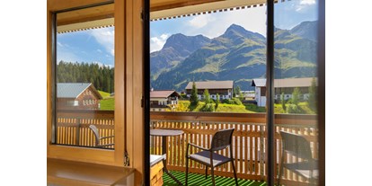 Wanderurlaub - Bettgrößen: Doppelbett - Lechtal - Aussicht Doppelzimmer Annemone im Hotel Walserberg - Hotel Walserberg