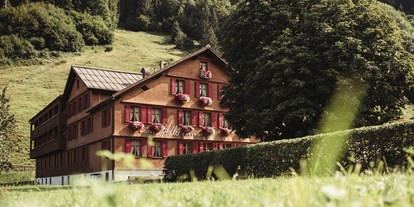 Wanderurlaub - geführte Touren - Vorarlberg - Außenansicht Stammhaus - Der Adler Schoppernau