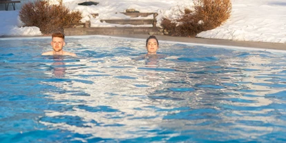 Wanderurlaub - Pools: Innenpool - Pürzlbach - schwimmen im Außenpool im Winter - Ferienhotel Berghof