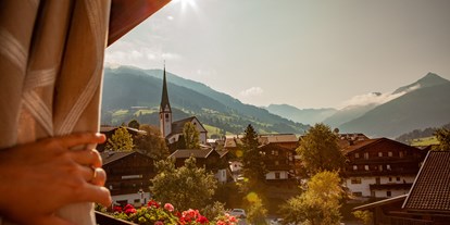 Wanderurlaub - Ladestation Elektroauto - Fügen - Ausblick auf Alpbach und die umliegenden Berge - Hotel Zur Post