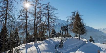 Wanderurlaub - Ausrüstungsverleih: Schneeschuhe - Kematen in Tirol - Friedensglocke im Garten - Inntalerhof - DAS Panoramahotel