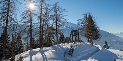 Wanderurlaub - Ausrüstungsverleih: Kindertrage - Seefeld in Tirol - Friedensglocke im Garten - Inntalerhof - DAS Panoramahotel