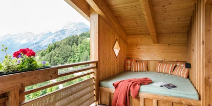 Wanderurlaub - Bettgrößen: Twin Bett - Toblaten - Kusche Ecke auf dem Balkon (Suiten) - Inntalerhof - DAS Panoramahotel