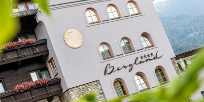 Wanderurlaub - Pauschalen für Wanderer - Fulpmes - Außenansicht Bergland Seefeld - Hotel Bergland in Seefeld