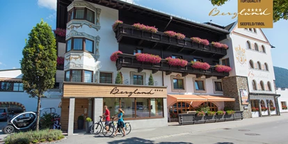 Wanderurlaub - persönliche Tourenberatung - Toblaten - Außenansicht Hotel Bergland Seefeld - Hotel Bergland in Seefeld
