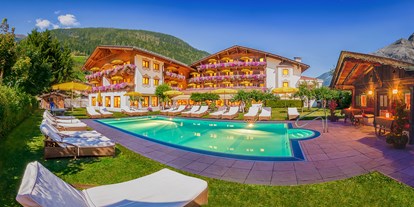 Wanderurlaub - Unterkunftsart: Hotel - Vals (Vals) - Gartenansicht mit Pool vom Alpenhotel Tirolerhof in Neustift im Stubaital - Alpenhotel Tirolerhof