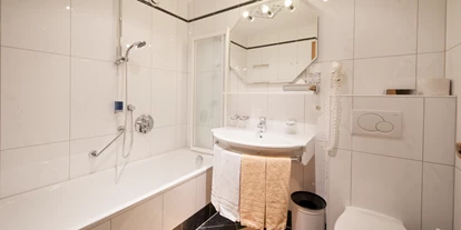 Wanderurlaub - Preisniveau: günstig - Völs - Badezimmer mit Badewanne - Hotel Angelika