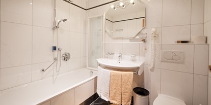 Wanderurlaub - Preisniveau: günstig - Ratschings - Badezimmer mit Badewanne - Hotel Angelika