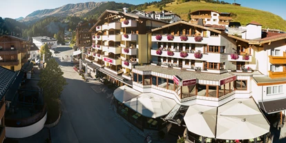 Wanderurlaub - Mountainbikeverleih - Fließ - Außenansicht Hotel direkt bei der Seilbahn - Hotel Gabriela Serfaus