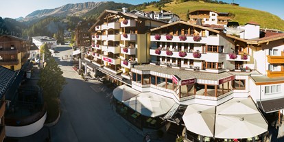 Wanderurlaub - Bad und WC getrennt - Pettneu am Arlberg - Außenansicht Hotel direkt bei der Seilbahn - Hotel Gabriela Serfaus