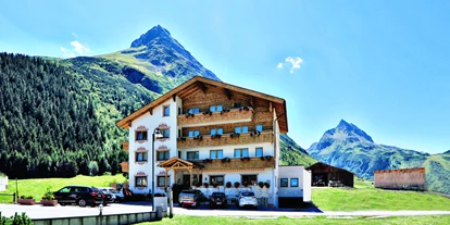 Wanderurlaub - persönliche Tourenberatung - Ramosch - Hotel im Sommer - the Galtürerhof