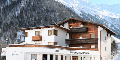 Wanderurlaub - Ausrüstungsverleih: Schneeschuhe - Martina - Hotelansicht Winter - Berghotel Rasis