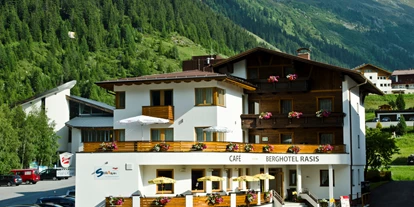 Wanderurlaub - Touren: Trailrunning - Klösterle - Hotelansicht Sommer - Berghotel Rasis