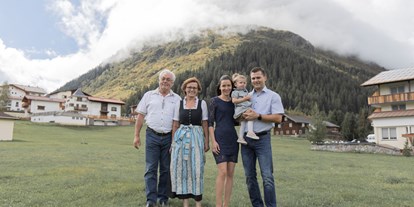 Wanderurlaub - Ausrüstungsverleih: Schneeschuhe - Silvretta - Familie Kurz - Berghotel Rasis
