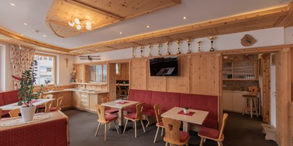 Wanderurlaub - persönliche Tourenberatung - Ischgl - Frühstücksraum/Café - Berghotel Rasis