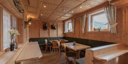 Wanderurlaub - Hüttenreservierung - Tirol - Zirbenstube/Café - Berghotel Rasis
