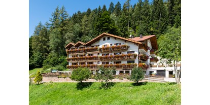 Wanderurlaub - Wanderschuhe: 2 Wanderschuhe - St. Ulrich in Gröden - Südansicht - Aktiv Hotel Schönwald