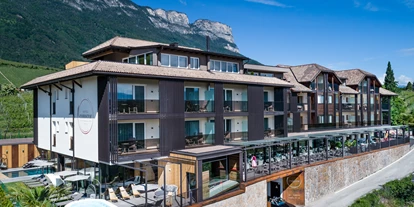 Wanderurlaub - Fahrstuhl - Vorderansicht mit Whirlpool - Hotel Christof