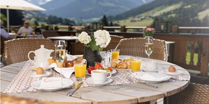 Wanderurlaub - Hotel-Schwerpunkt: Wandern & Biken - Tirol - Herrliche Ausblicke beim reichhaltigen Frühstück auf der Panoramaterrasse 
 - Alpbacherhof - Mountain & Spa Resort
