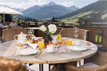 Wanderhotel: Herrliche Ausblicke beim reichhaltigen Frühstück auf der Panoramaterrasse 

 - Alpbacherhof - Mountain & Spa Resort