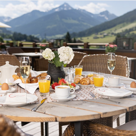 Wanderhotel: Herrliche Ausblicke beim reichhaltigen Frühstück auf der Panoramaterrasse 

 - Alpbacherhof - Mountain & Spa Resort