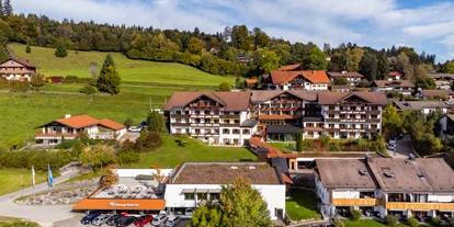 Wanderurlaub - Fahrstuhl - Bayern - Das Hartungs Hoteldorf von außen. - Hartungs Hoteldorf