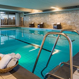 Wanderhotel: Das Schwimmbad - Hartung’s Hoteldorf